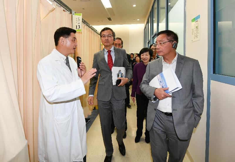 行政会议（行会）非官守议员今日（十一月二十六日）参观香港大学深圳医院。图示行会成员到访中医针灸推拿科病区。