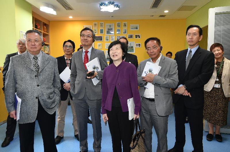 行政会议（行会）非官守议员今日（十一月二十六日）参观香港大学深圳医院。图示行会成员到访小儿外、骨科病区。