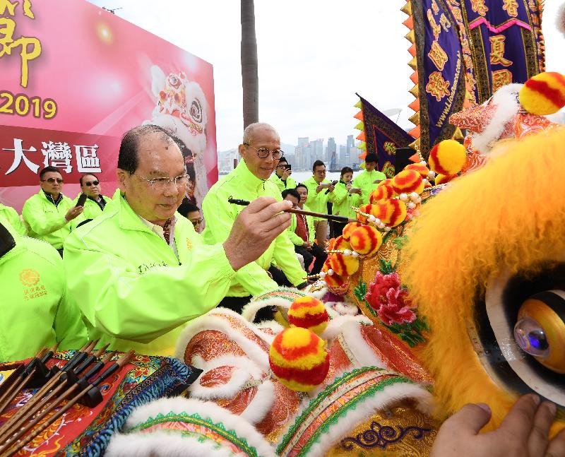 政务司司长张建宗今日（一月一日）出席在香港文化中心露天广场举行的2019香港龙狮节「世界龙狮日－－共创繁荣大湾区」。图示张建宗（左一）为金龙点睛。