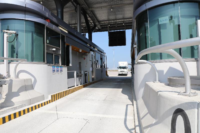 一辆载有货物的货车今日（一月十七日）从广州运载货物到香港国际机场，成为首部使用港珠澳大桥的「跨境一锁」货车。
