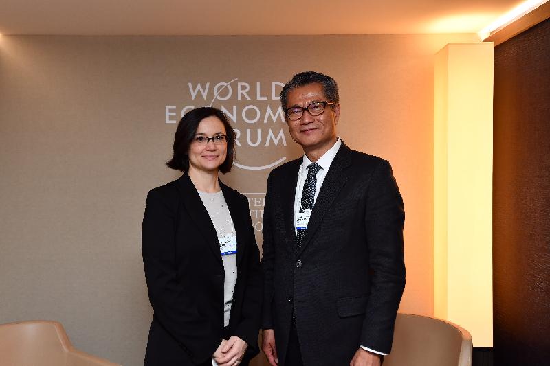 财政司司长陈茂波今日（达沃斯时间一月二十二日）在瑞士达沃斯出席世界经济论坛年会。图示陈茂波（右）与当地一间保险公司的高层人员会面。