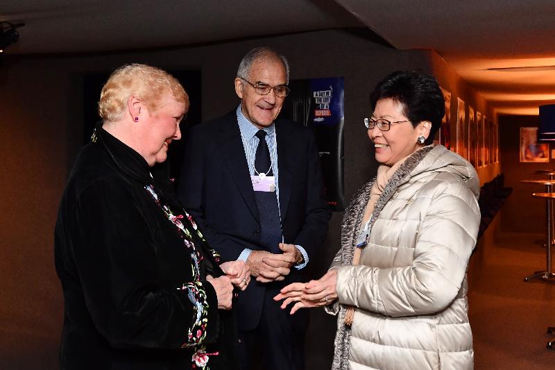 行政长官林郑月娥昨日（达沃斯时间一月二十二日）在瑞士达沃斯出席世界经济论坛年会。图示林郑月娥（右）与国际十字路会创办人Malcolm Begbie（中）及Sally Begbie（左）会面。