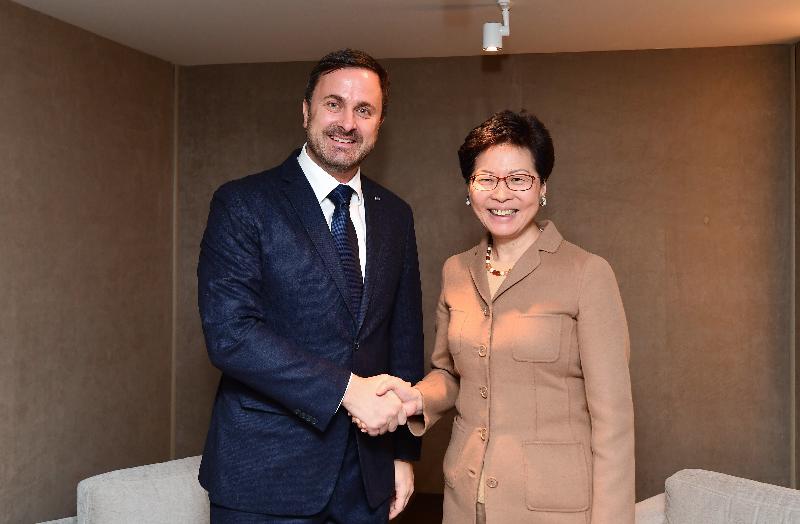 行政长官林郑月娥昨日（达沃斯时间一月二十二日）在瑞士达沃斯出席世界经济论坛年会。图示林郑月娥（右）与卢森堡首相贝特尔握手。