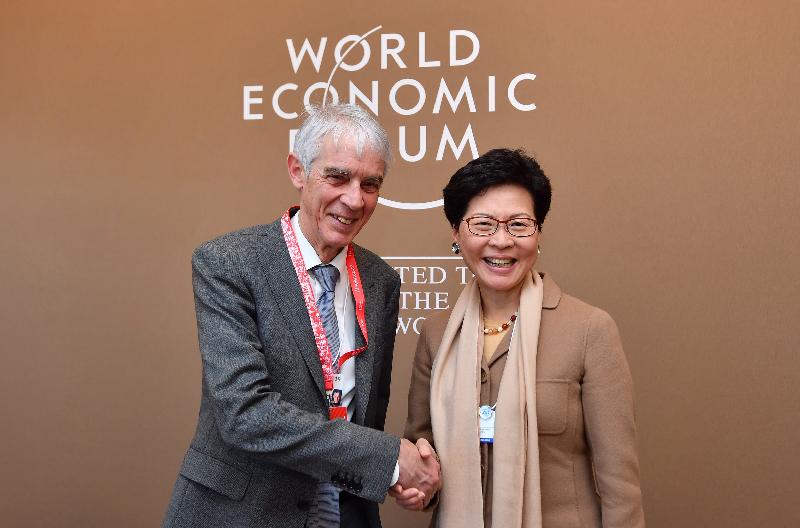 行政长官林郑月娥昨日（达沃斯时间一月二十二日）在瑞士达沃斯出席世界经济论坛年会。图示林郑月娥（右）与洛桑联邦理工学院校长Martin Vetterli教授握手。