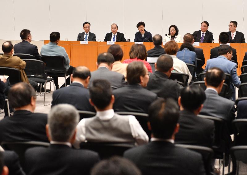 行政长官林郑月娥（左三）今日（二月十四日）在政府总部与八十多位港区全国政协委员会面。