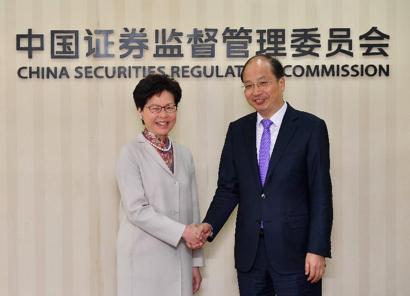 行政长官林郑月娥今日（三月四日）在北京与中国证券监督管理委员会主席易会满会面。图示林郑月娥（左）和易会满（右）在会面前握手。