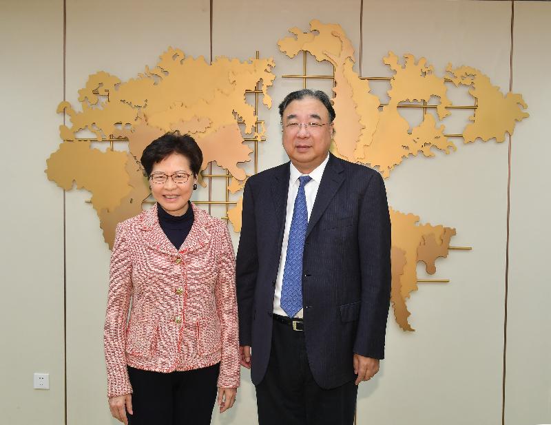 行政长官林郑月娥（左）今日（三月四日）下午在北京与国家卫生健康委员会主任马晓伟（右）会面。图示二人在会面前合照。
