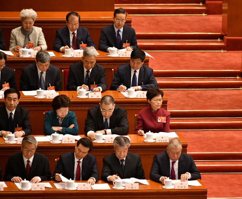 行政长官林郑月娥（第二排右一）今日（三月五日）上午在北京列席第十三届全国人民代表大会第二次会议开幕式。