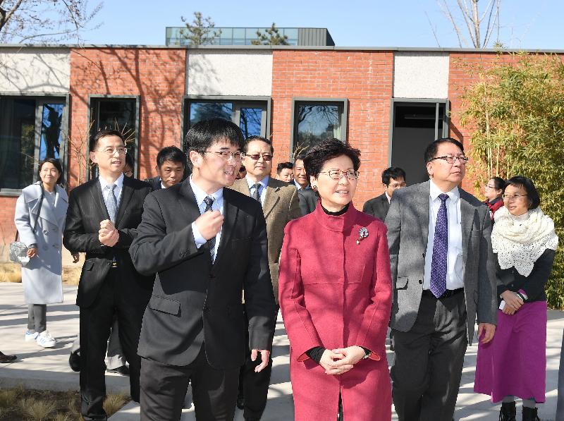 行政长官林郑月娥今日（三月五日）在北京参观「天宁1号」文化科技创新园。图示林郑月娥（右三）、行政长官办公室主任陈国基（右二）及其他参与者参观园内设施。