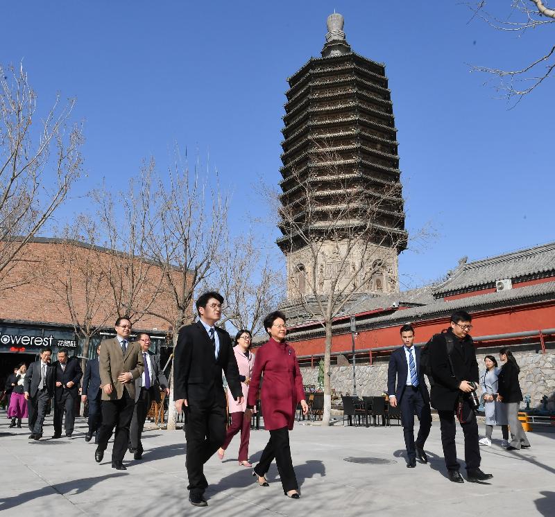 行政长官林郑月娥（前左二）今日（三月五日）在北京参观「天宁1号」文化科技创新园。