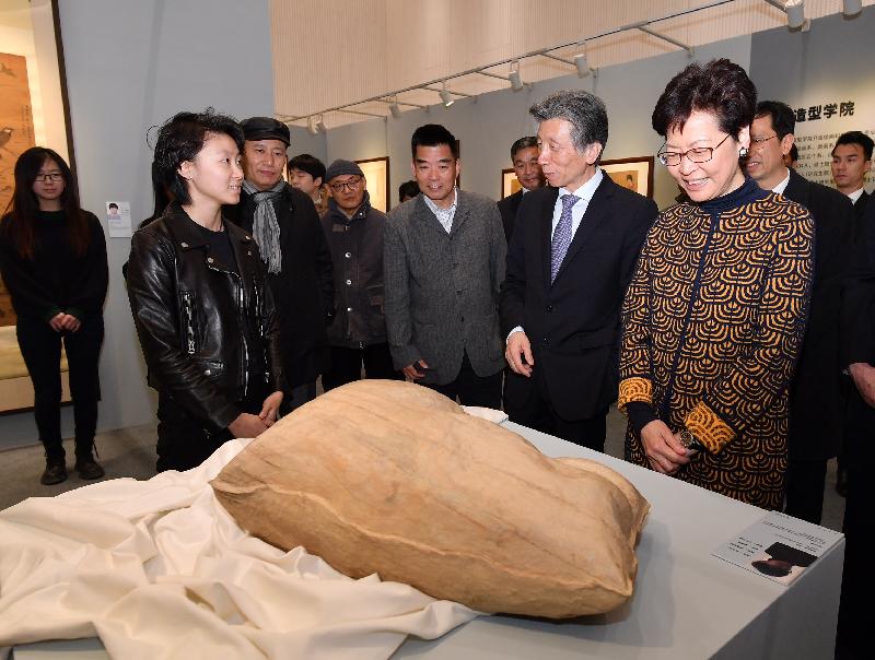 行政长官林郑月娥今日（三月六日）在北京到访中央美术学院。图示林郑月娥（右一）、中央美术学院院长范迪安（右二）及其他参与者参观香港学生成绩汇报展。