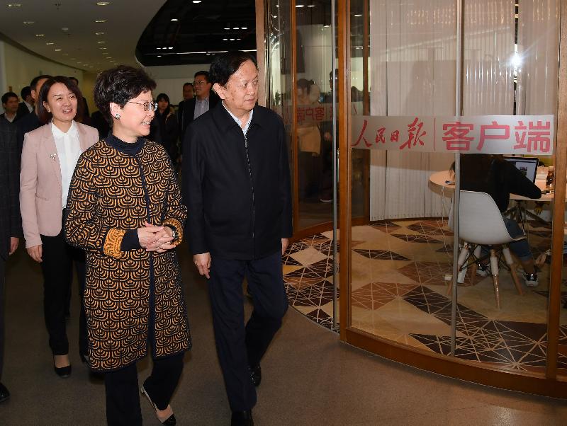 行政长官林郑月娥今日（三月六日）在北京参观人民日报社新媒体大厦。图示林郑月娥（右二）在人民日报社社长李宝善（右一）陪同下了解新媒体中心的运作。