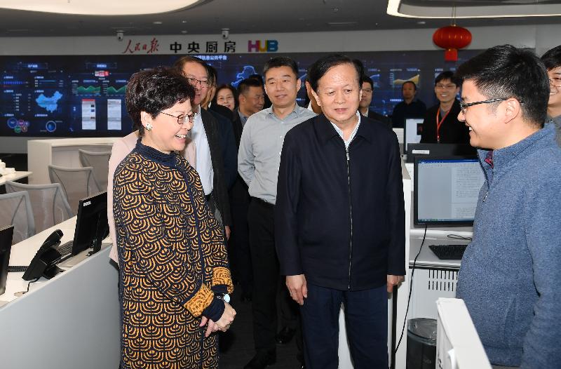 行政长官林郑月娥今日（三月六日）在北京参观人民日报社新媒体大厦。图示林郑月娥（左一）在人民日报社社长李宝善（右二）陪同下与记者交流。