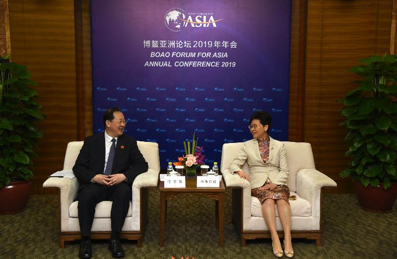行政长官林郑月娥（右）今日（三月二十八日）在海南出席博鳌亚洲论坛2019年年会期间，与重庆市市委副书记任学锋会面。