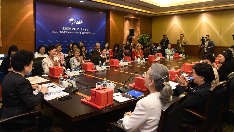 行政长官林郑月娥（左二）今日（三月二十八日）在海南出席博鳌亚洲论坛2019年年会，并在女性圆桌环节就「女性力量与价值平衡」与其他嘉宾进行讨论。