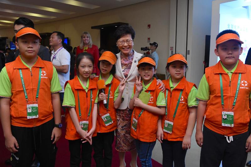 行政长官林郑月娥（中）今日（三月二十八日）在海南出席博鳌亚洲论坛2019年年会期间，与在会场采访的儿童记者合照。