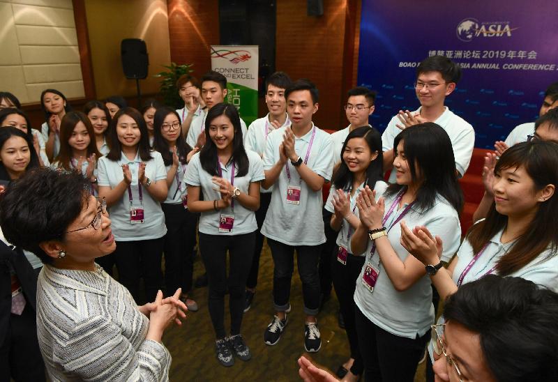 行政长官林郑月娥（前排左一）今日（三月二十七日）晚上在海南与在博鳌亚洲论坛2019年年会担任志愿者的香港学生会面，了解他们的工作。