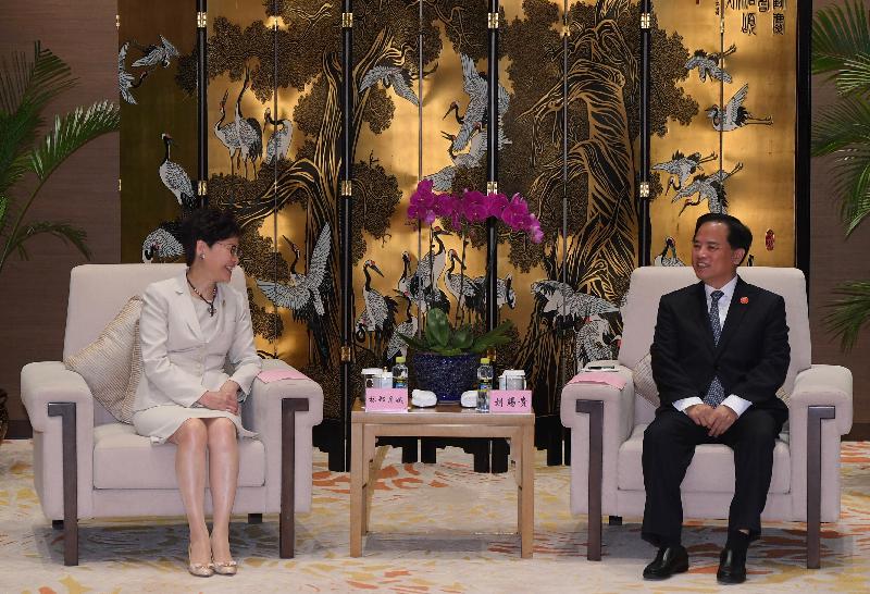行政长官林郑月娥（左）今日（三月二十九日）在海南出席博鳌亚洲论坛2019年年会期间，与海南省委书记刘赐贵会面。