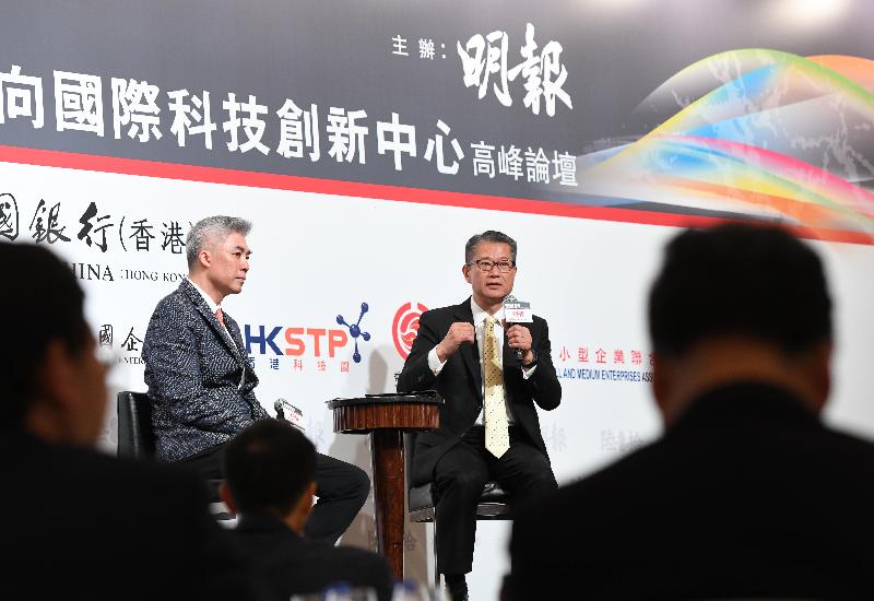 财政司司长陈茂波（右）今日（四月一日）出席明报「香港再定位：迈向国际科技创新中心」高峰论坛午餐会，并在论坛的答问环节回应参加者提问。