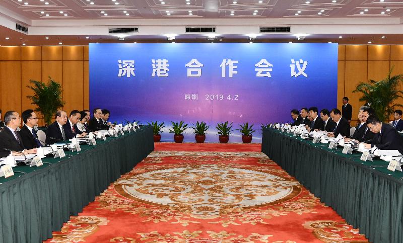 政务司司长张建宗（左三）今日（四月二日）下午与深圳市市长陈如桂（右二）在深圳五洲宾馆共同主持深港合作会议。