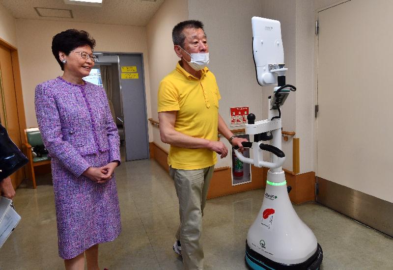 行政长官林郑月娥今日（四月八日）上午在东京继续日本访问行程。图示林郑月娥（左）参观新富特别养护老人宿舍。