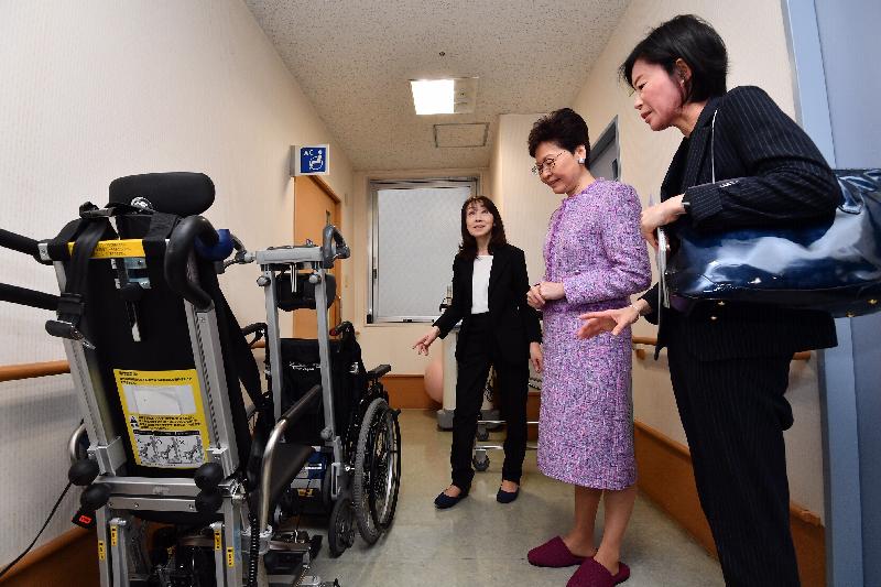 行政长官林郑月娥今日（四月八日）上午在东京继续日本访问行程。图示林郑月娥（右二）参观新富特别养护老人宿舍。