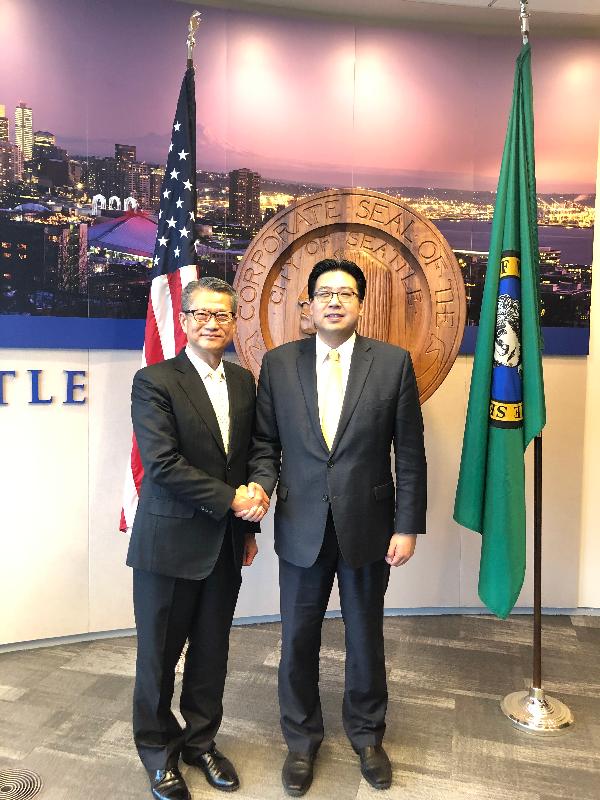 财政司司长陈茂波（左）今日（美国西岸时间四月八日）在西雅图与西雅图副市长方威武会面。