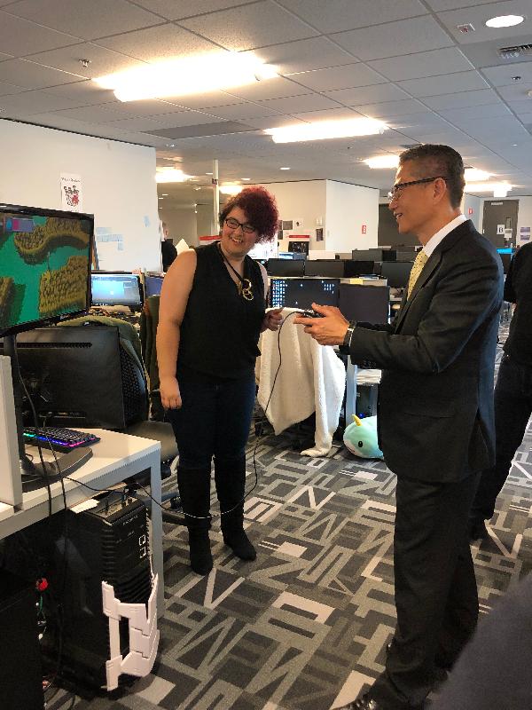 财政司司长陈茂波（右）今日（美国西岸时间四月八日）在西雅图参观DigiPen Institute of Technology，并试玩该院学生的电子游戏作品。