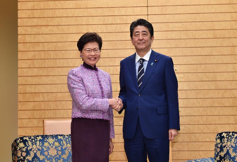 行政长官林郑月娥今日（四月九日）上午在东京与日本首相安倍晋三会面。图示林郑月娥（左）与安倍晋三在会面前握手。