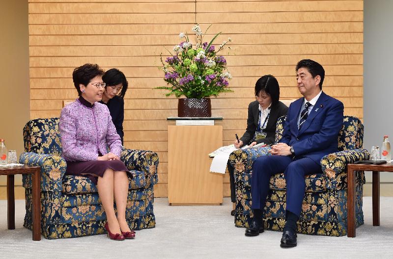 行政长官林郑月娥（左一）今日（四月九日）上午在东京与日本首相安倍晋三（右一）会面。