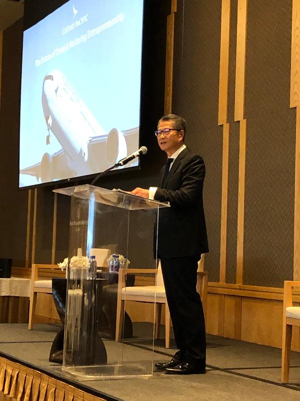 财政司司长陈茂波今日（美国西岸时间四月九日）在西雅图出席一个关于香港和西雅图商贸合作研讨会。图示陈茂波在研讨会上致辞。