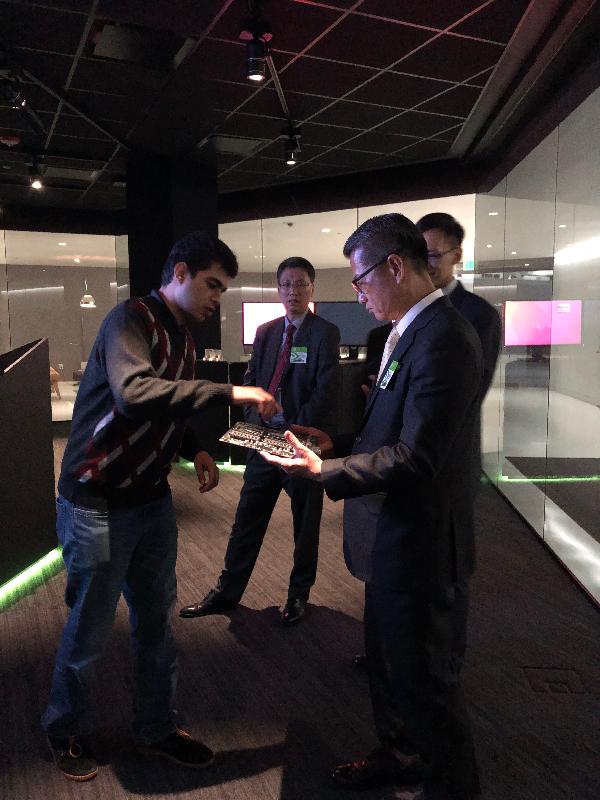 财政司司长陈茂波（右一）今日（美国西岸时间四月十日）在三藩市参观NVIDIA，了解人工智能在各方面应用的最新发展。