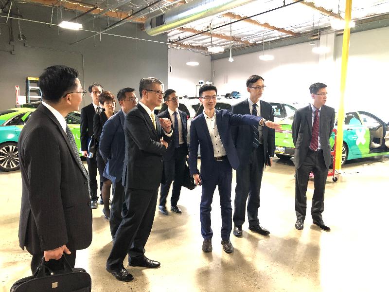财政司司长陈茂波（前排左二）今日（美国西岸时间四月十日）在三藩市参观AutoX，并听取该公司代表讲解自动驾驶技术的最新发展。