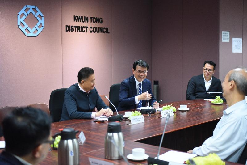 商务及经济发展局局长邱腾华（右二）今日（四月十二日）到访观塘区，与观塘区议会议员会面。