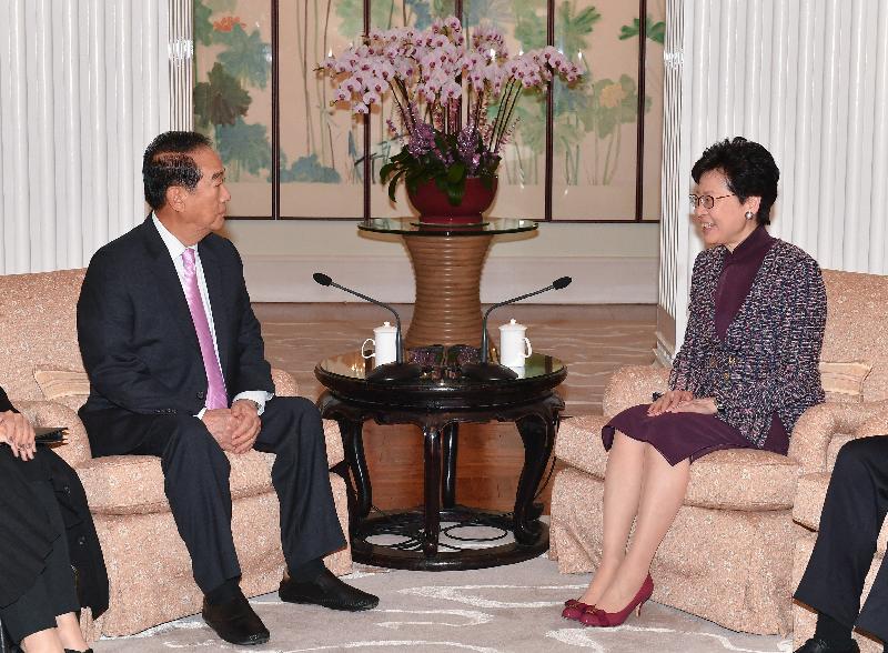行政长官林郑月娥（右）今日（四月十六日）下午在礼宾府与到访的亲民党主席宋楚瑜（左）会面。