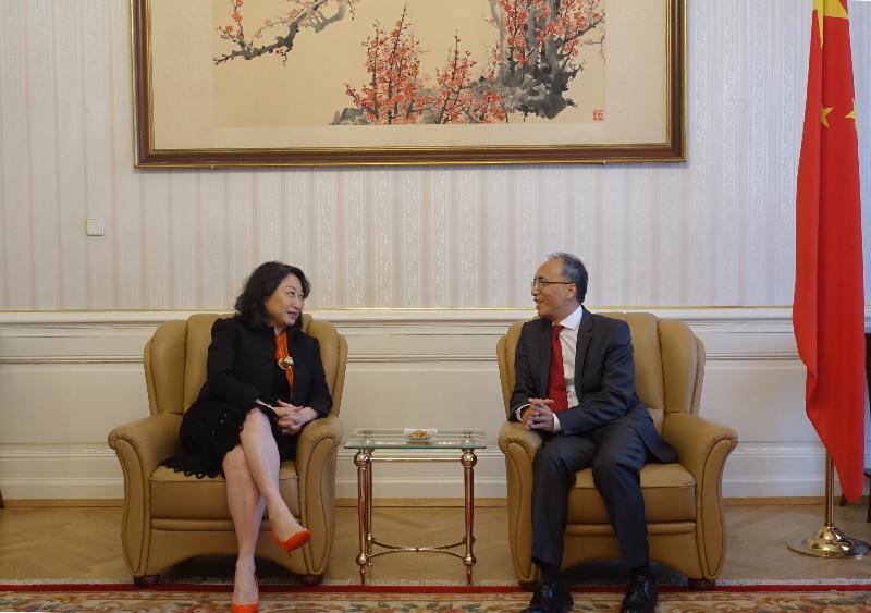 律政司司长郑若骅资深大律师（左）昨日（维也纳时间四月十七日）在奥地利维也纳礼节性拜会中国驻奥地利大使李晓驷（右）。