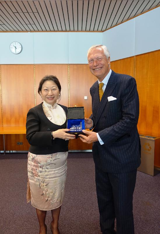 律政司司长郑若骅资深大律师（左）今日（维也纳时间四月十八日）在奥地利维也纳与维也纳国际仲裁中心主席Gunther Horvath博士会面后交换纪念品。