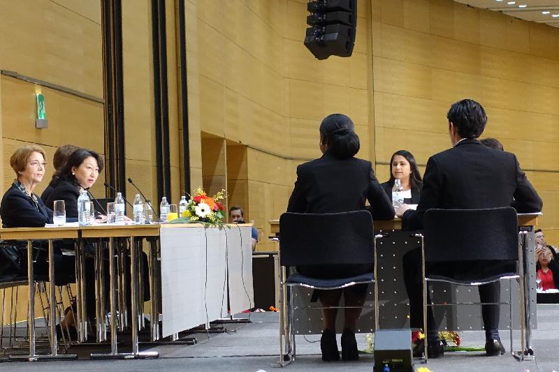 律政司司长郑若骅资深大律师（左二）今日（维也纳时间四月十八日）在奥地利维也纳出席第二十六届国际模拟法庭比赛（Vis Moot）决赛，并获邀出任决赛的评判。