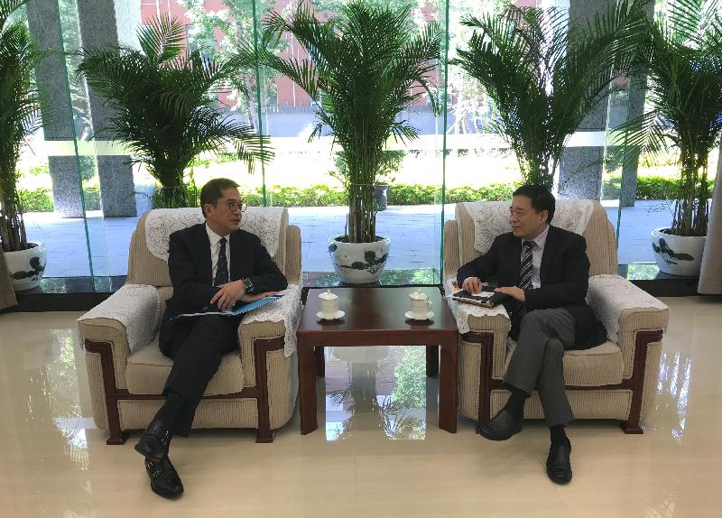 发展局局长黄伟纶今日（五月六日）展开北京的访问行程。图示黄伟纶（左）与国家国际发展合作署司长赵钢会面。