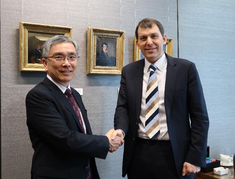 财经事务及库务局局长刘怡翔（左）五月七日（伦敦时间）展开在英国伦敦的访问行程。他与英国财政部经济事务秘书John Glen（右）会面，讨论如何促进香港与英国的金融联系。