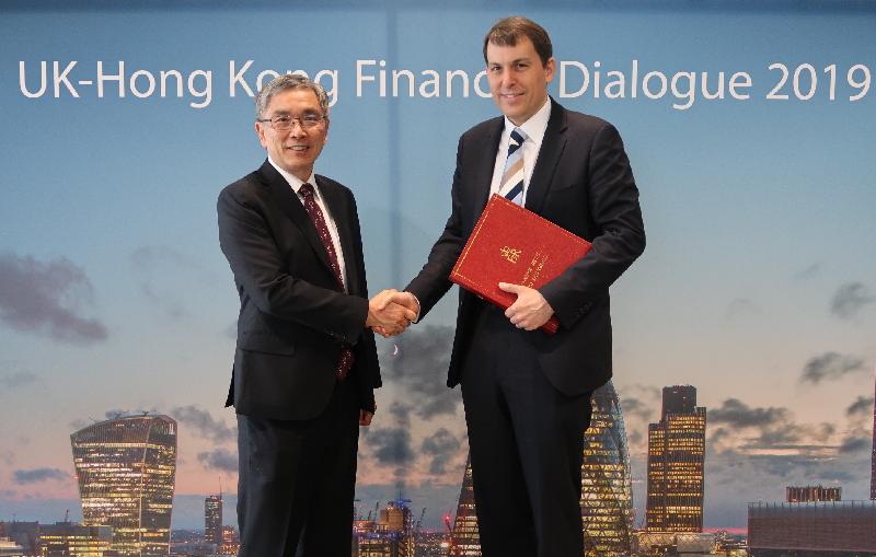 财经事务及库务局局长刘怡翔（左）五月七日（伦敦时间）与英国财政部经济事务秘书John Glen（右）在伦敦出席香港──英国金融合作对话2019的「香港与伦敦金融服务合作小组会议」。