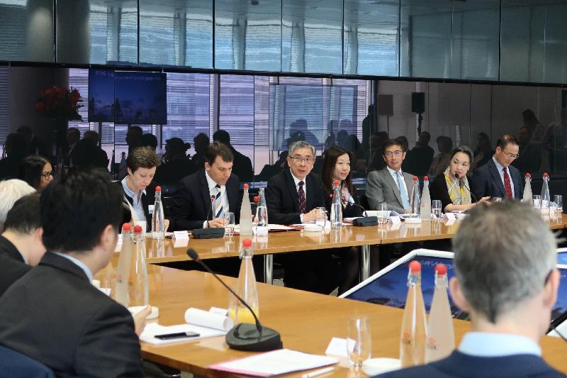 财经事务及库务局局长刘怡翔（右五）五月七日（伦敦时间）在伦敦出席香港──英国金融合作对话2019的「香港与伦敦金融服务合作小组会议」，并作开场发言。