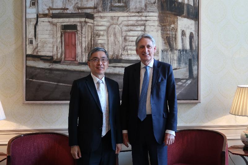 财经事务及库务局局长刘怡翔（左）五月八日（伦敦时间）在英国伦敦与英国财政大臣夏文达（右）会面。