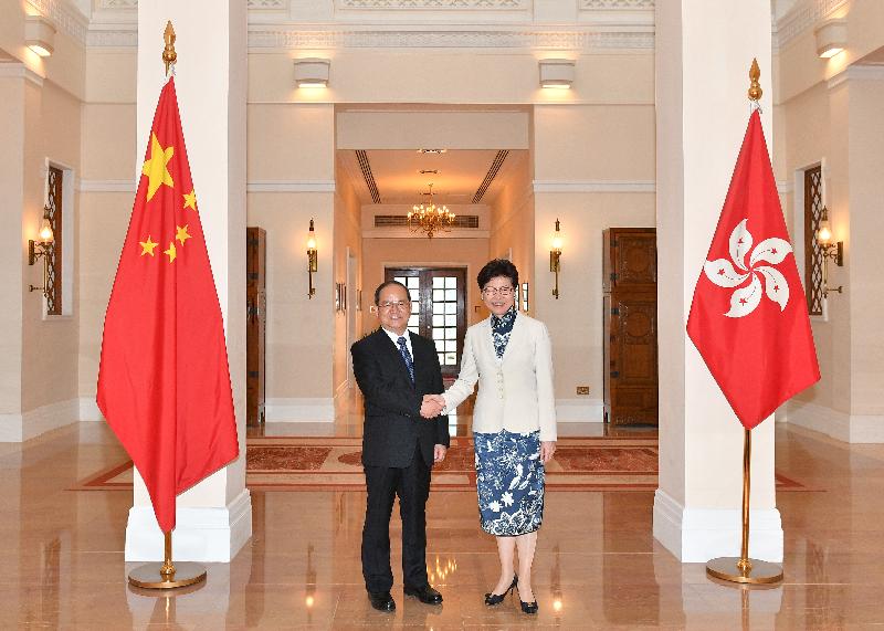 行政长官林郑月娥（右）今日（五月十五日）下午在礼宾府与广西壮族自治区党委书记鹿心社（左）会面。