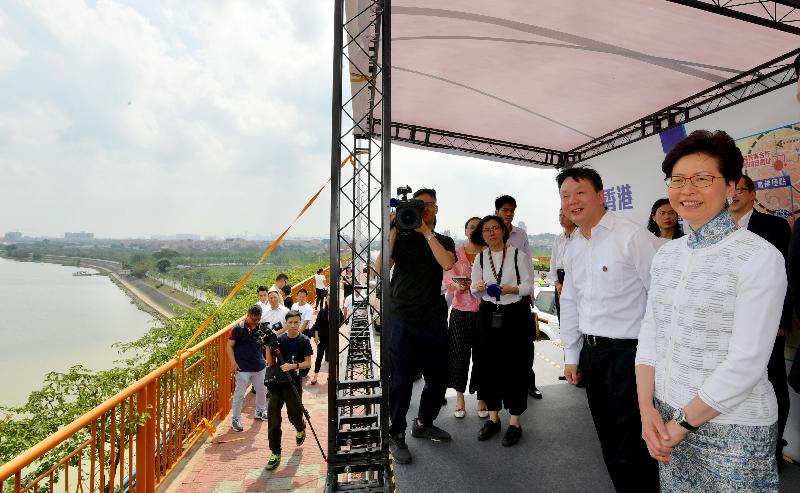 行政长官林郑月娥（右一）今日（五月十六日）在佛山参观海怡大桥，听取佛山市市长朱伟（右二）介绍周边地区的规划。
