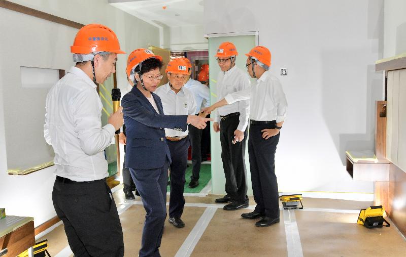 行政长官林郑月娥（左二）今日（五月十八日）在江门参观中集模块化建筑厂房。
