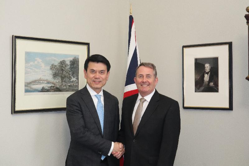 商务及经济发展局局长邱腾华（左）昨日（伦敦时间五月二十日）在英国伦敦与英国国际贸易大臣霍理林会面，讨论港英双边贸易关系等议题。