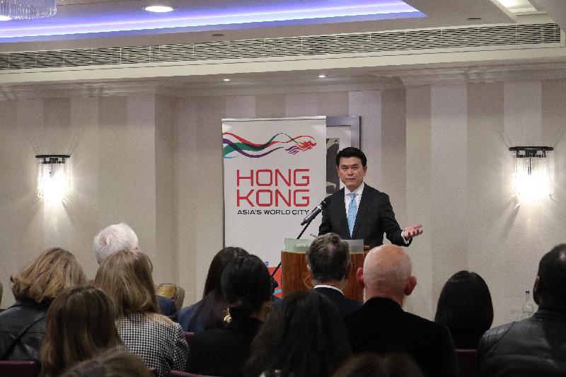 商务及经济发展局局长邱腾华昨日（伦敦时间五月二十日）在英国伦敦出席有关创意产业及设计的研讨会，并向当地业界推介香港可协助他们拓展内地及亚洲市场所带来的机遇。