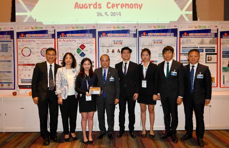 政务司司长张建宗今日（五月二十六日）下午出席第5届香港大学生创新及创业大赛颁奖典礼。图示张建宗（左四）与参赛队伍合照。