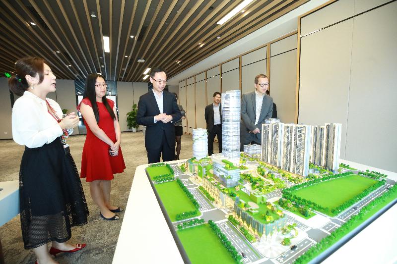 政制及内地事务局局长聂德权（左三）今日（五月二十八日）访问广州，并考察香港企业在当地的发展项目，了解它们在广州的业务情况。